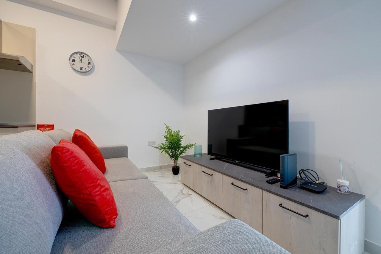 Location 2 Bedroom With Terrace Apartment Sliema